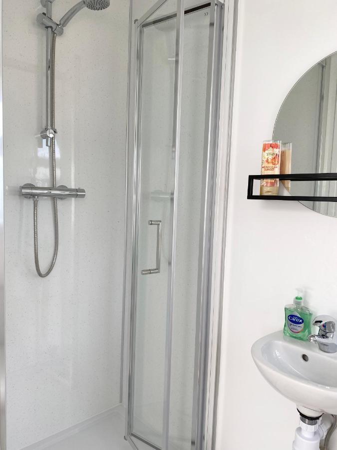 1 Ashford Road Guesthouse Redhill  Bagian luar foto