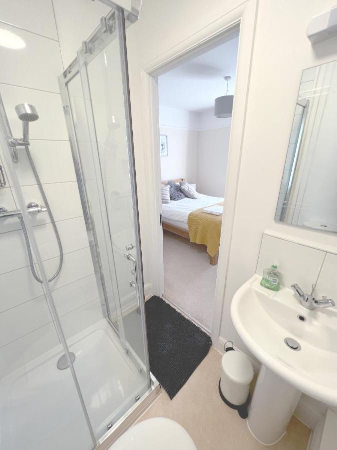 1 Ashford Road Guesthouse Redhill  Bagian luar foto