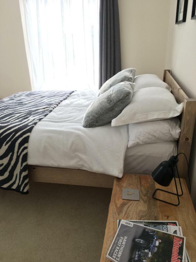 1 Ashford Road Guesthouse Redhill  Bagian luar foto